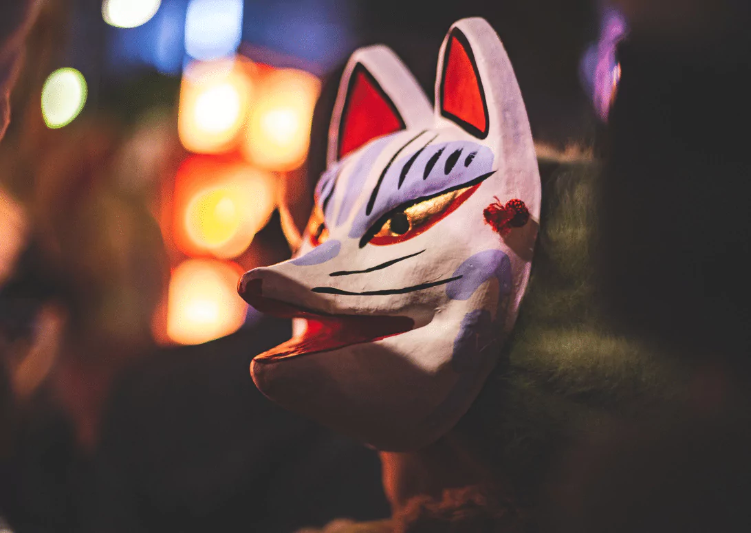 Eine Maske der Sagengestalt Kitsune